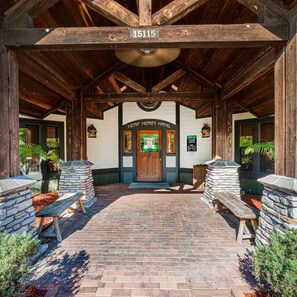Exterior detail - Relaxing 4BR condo w/ pool & gym access (Lutz)