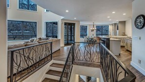Amplia sala de estar con sofá, mesa de comedor y zona de cocina.