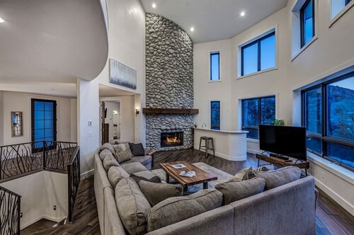 Cozy cabin w/riverfront patio & views