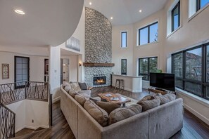 TV, offices - Waterfront Luxury Villa Near Aspen (Snowmass)