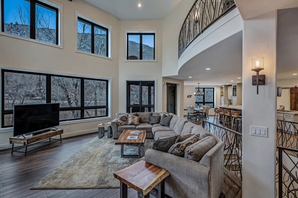 TV, offices - Waterfront Luxury Villa Near Aspen (Snowmass)