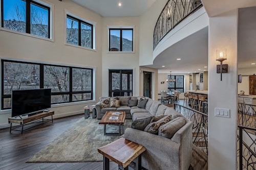 Cozy mountain home w/riverfront & trail access