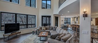 Cozy mountain home w/riverfront & trail access