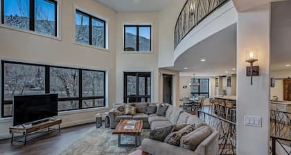 Cozy mountain home w/riverfront & trail access