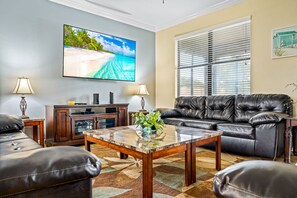 Een televisie en een kantoor