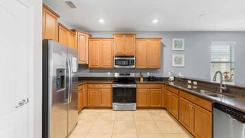 KylskÄp, mikrovÄgsugn, ugn och spishÀll