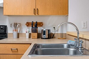 Kjøleskap, mikrobølgeovn, ovn og kokeplater