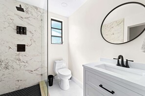 Dusj, hårføner og håndklær