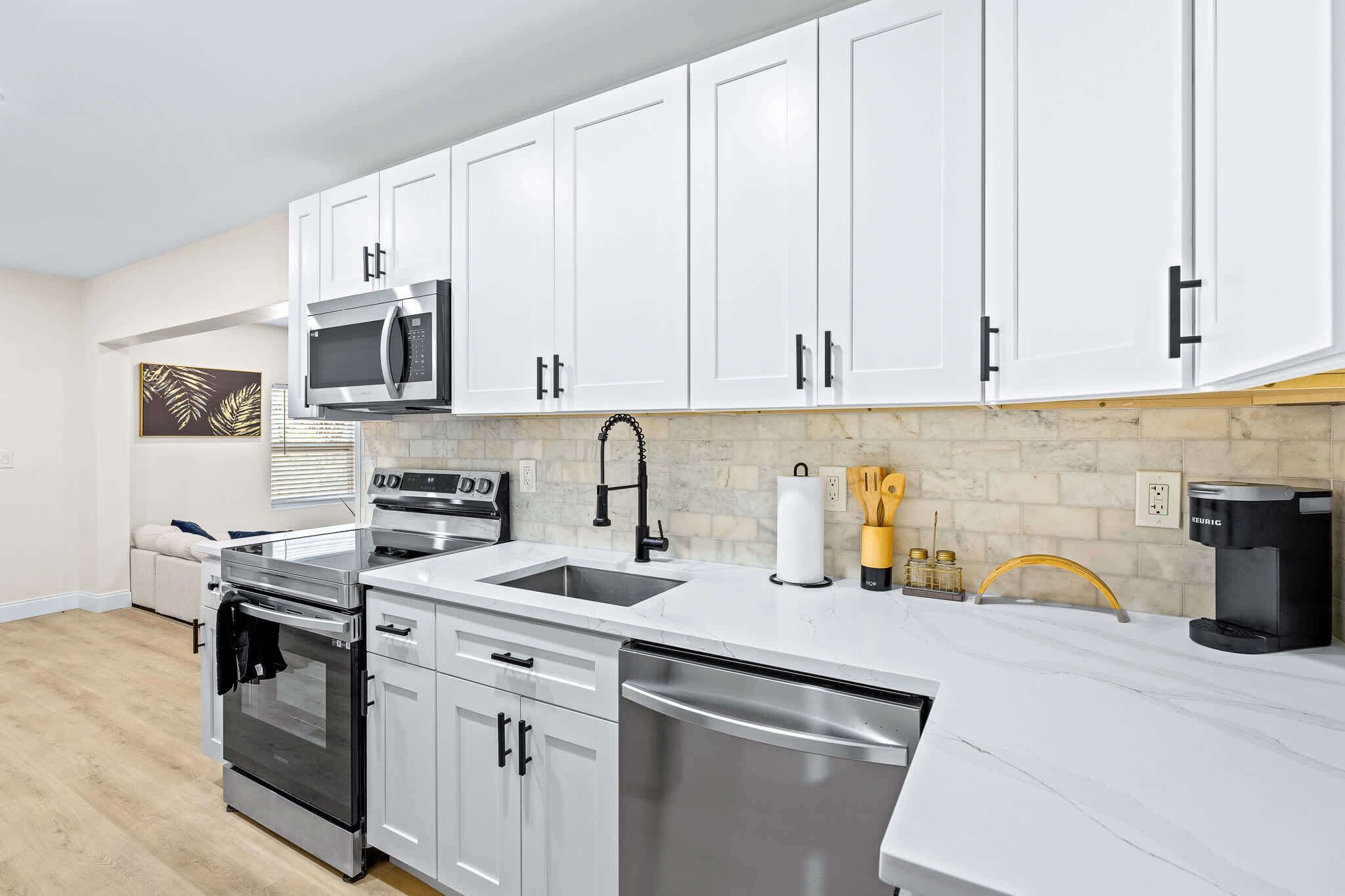 Réfrigérateur, micro-ondes, four, plaque de cuisson