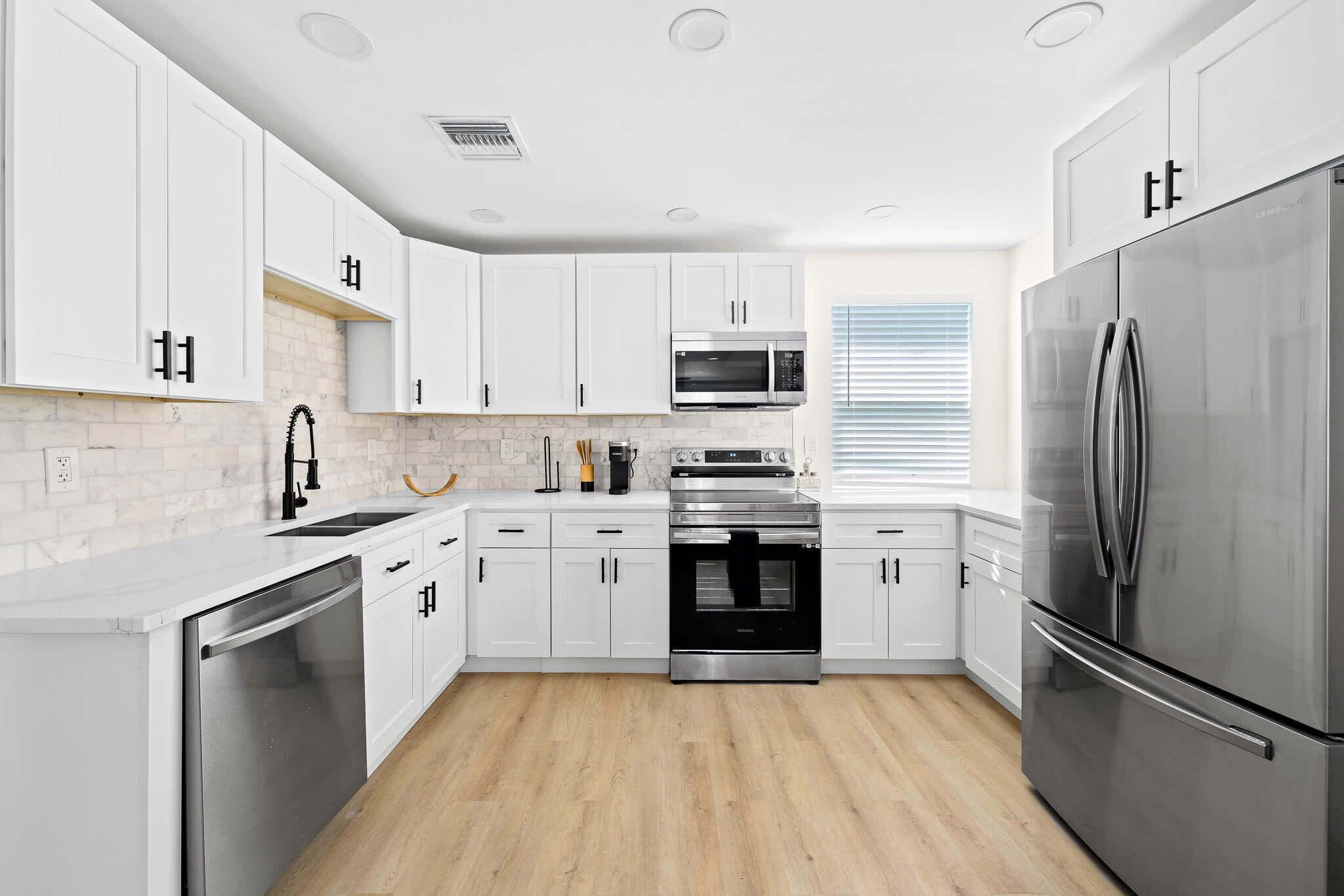 Refrigerador, microondas, horno y parrilla de estufa 