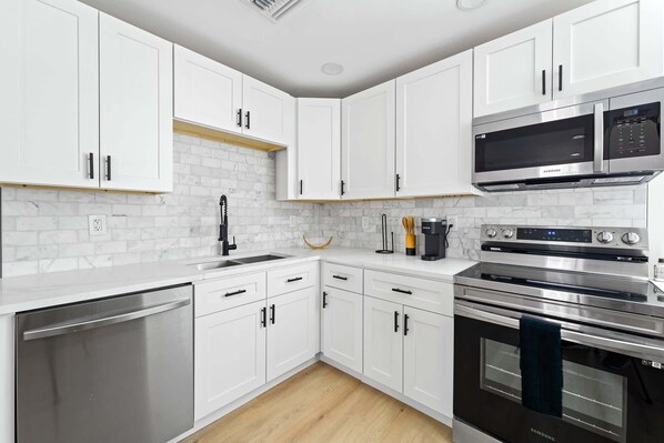 Refrigerador, microondas, horno, placa de cocina