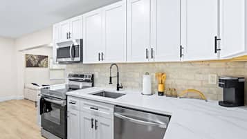 Geladeira, micro-ondas, fogão, cooktop