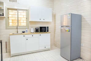 Réfrigérateur, four à micro-ondes, un four, surface de cuisson