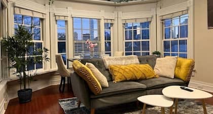 THE HISTORIC VICTORIAN HIDEAWAY - WITH SKYLINE VIEWS!! BEST LOCATION IN UPTOWN!!