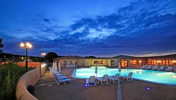 Seasonal outdoor pool, pool umbrellas, sun loungers