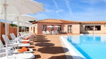 Seasonal outdoor pool, pool umbrellas, sun loungers