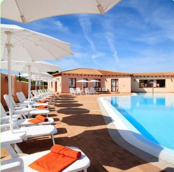 시즌별로 운영되는 야외 수영장, 수영장 파라솔, 일광욕 의자