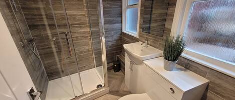 Dusche, Haartrockner, Handtücher, Seife