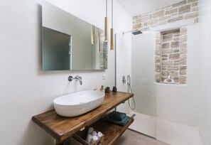 Douche, sèche-cheveux, serviettes fournies, savon