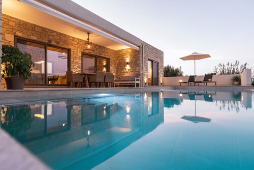 Triades Villas 3, Traumhafte Natursteinvilla mit Salzwasserpool, Ruhige Umgebung