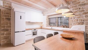 Een koelkast, een oven, een kookplaat, een vaatwasser