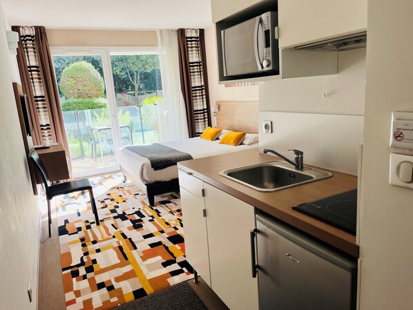 1 多间卧室、客房内保险箱、办公桌、熨斗/熨衣板