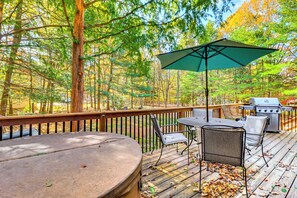 Outdoor dining - Peaceful Pocono Gem! Cabin 6 Mi to Dtwn Jim Thorpe (Jim Thorpe)