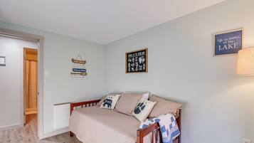 3 bedrooms, desk, iron/ironing board, travel cot