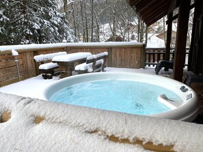 Outdoor spa tub - LE RENNE  Chalet en bois au calme avec SPA Jacuzzi (La Bresse)