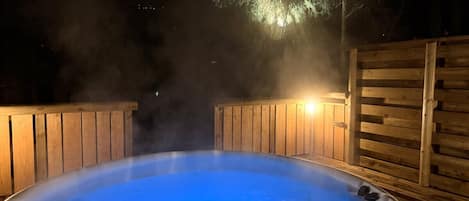 Bañera de hidromasaje al aire libre