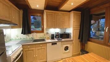 Een koelkast, een magnetron, een oven, een vaatwasser