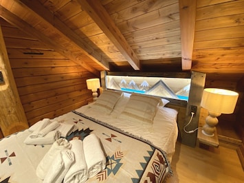 Chambre avec lit double et TV