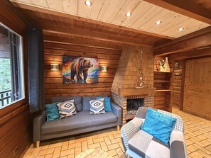 TV, fireplace
