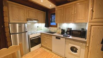 Een koelkast, een magnetron, een oven, een vaatwasser