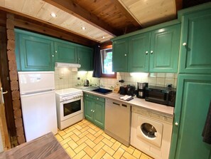 Kjøleskap, mikrobølgeovn, ovn og oppvaskmaskin