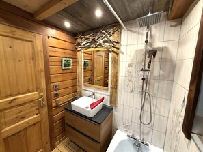 Sèche-cheveux, serviettes fournies