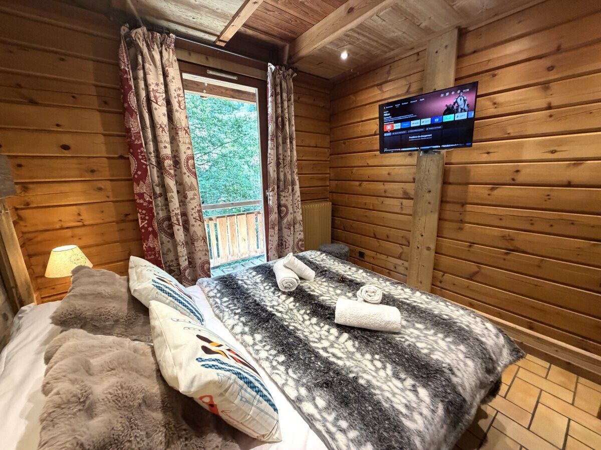 3 bedrooms, iron/ironing board, WiFi (free), bed sheets