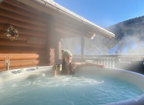 Outdoor spa tub