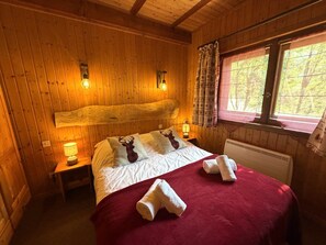 3 bedrooms, iron/ironing board, WiFi (free), bed sheets