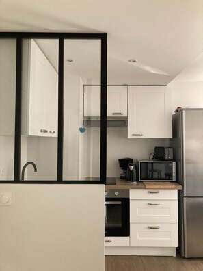 Een koelkast, een magnetron, een oven, een kookplaat