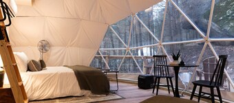 “Climber's Den” Rare Cliffside Stay w/ HotTub RRG