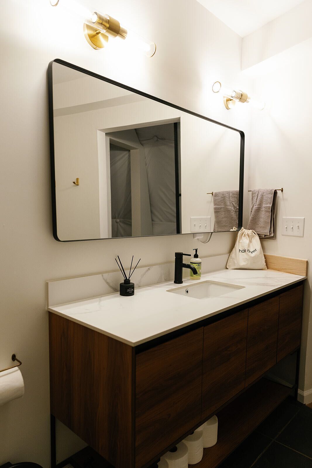 Douche, sèche-cheveux, serviettes fournies, savon