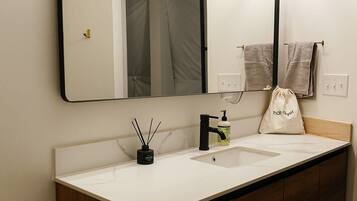 Douche, sèche-cheveux, serviettes fournies, savon