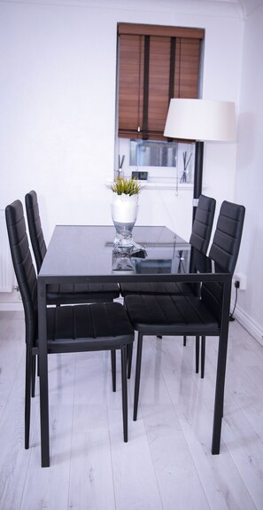 Apartment | Outdoor dining - Stunning 2-bed Apartment in London (London)