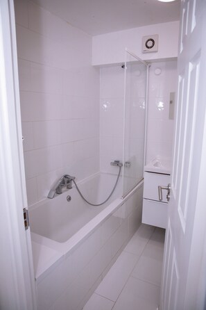 Apartment | Bathroom | Combined shower/tub, deep soaking tub, hair dryer, towels - Stunning 2-bed Apartment in London (London)