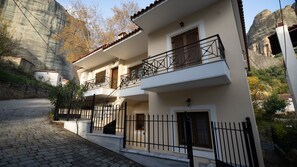 Exterior - The Miller House under Meteora (Kalampaka)