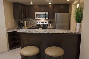 Private kitchen - Las Vegas - Available February 3rd to 10th - 2 Suites - Sleeps up to 8 (Las Vegas)
