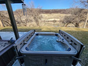 Outdoor spa tub - Family Cabin on the River (Melba)