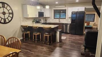 Refrigerador, microondas, horno, placa de cocina