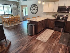 冷蔵庫、電子レンジ、オーブン、コンロ